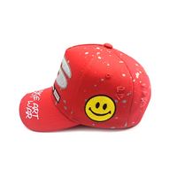 Gorra de Béisbol Personalizada con MOQ Bajo, 100% Algodón, Efecto Desgastado en el Borde Rojo, con Hebilla Trasera de Plástico Ajustable, Se Adapta a la Mayoría de las Cabezas