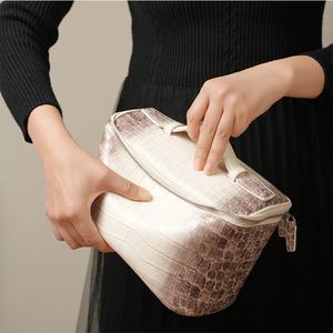 Pochette de maquillage en PU façon alligator, logo embossé, sacs de maquillage pour femmes, pochette zippée portable avec tirette de fermeture éclair personnalisée - Product Image 6