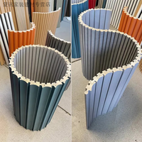 Panneaux muraux cannelés en plastique WPC imperméables Bureau Maison Pilier simple Grille rotative Conception de mur flexible Pilier incurvé