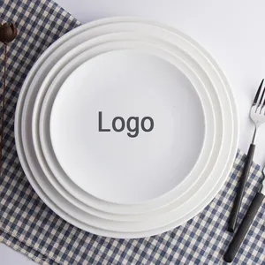 Cetakan pribadi piring keramik pada pengisi daya piring set peralatan makan porselen halus piring makan dengan Logo khusus untuk restoran
