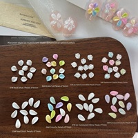 TSZS 100 pièces/sac Breloques 3D en résine colorées en forme de pétale pour ongles, accessoires de pose d'ongles transparents effet glace en forme de fleur, vente en gros