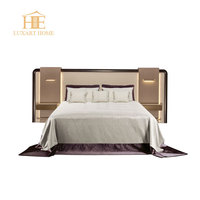 Lit king-size moderne italien de luxe, cadre en bois massif, lit double durable pour chambre de villa