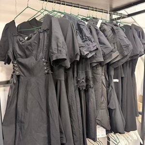 Gonna Corta Classica da Donna in Cotone Morbido Nera Elegante Usata - Stile Casual Estivo - Negozio dell'Usato - Product Image 1