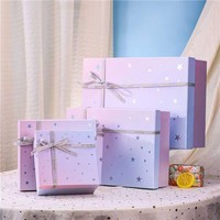 Vente en gros de boîtes cadeaux rigides tendance pour bougies et cosmétiques, design rectangulaire avec nœud, matériaux recyclés, logo personnalisé