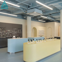 Éclairage LED personnalisé pour la décoration de magasins de réparation de téléphones portables, étagères d'exposition modernes pour téléphones mobiles, présentoir mural à lattes, design professionnel