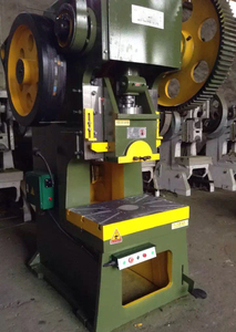 Prensa Mecánica Automática de Estampación de Metal de 100T con Varios Moldes - Product Image 4