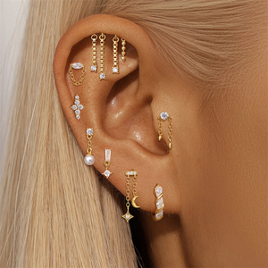 Pendientes Minimalistas de Plata de Ley S925 Chapados en Oro con Cristal Geométrico de Base Plana para Piercing de Cartílago/Hélice - Product Image 1