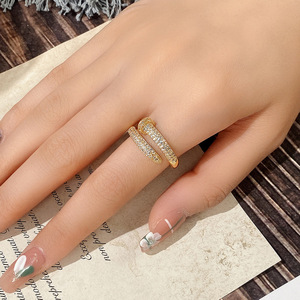 Anello Aperto Regolabile dal Design Semplice per Donne - Product Image 2