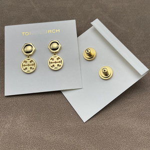 Châu Âu và Mỹ đơn giản và thời trang 18K mạ vàng đôi t Logo Bông tai thư Logo dangle Bông tai - Product Image 2