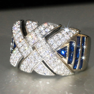 Anello Statement Smaltato a Croce per Donna, Gioiello da Dito Scintillante e alla Moda - Product Image 5
