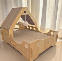 Lit et transat pour chat en bois avec cadre incliné, coussin en carton ondulé et jouet pompon suspendu pour chats d'intérieur