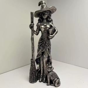 Statue de sorcière volante en résine, décoration d'Halloween, cadeaux fantaisie, vente en gros personnalisée de bibelots décoratifs, sculpture artistique de sorcière avec balai - Product Image 1