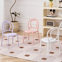 Chaise empilable pour enfants au design élégant pour manger Chaise en plastique pour enfants de couleur unique Chaise de salle à manger pour enfants de fête