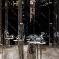 Table de présentation de bijoux futuriste, design d'intérieur de bijouterie, bande lumineuse LED cachée, mobilier de boutique de bijoux