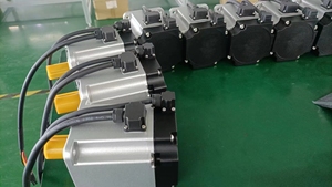 มอเตอร์เซอร์โวมอเตอร์ AC 80 มม. 750W 220Vac 2.39nm พร้อมไดรเวอร์และเอนโค้ดเดอร์แบบ Absolute 17 บิต จากโรงงานมอเตอร์ซีหงค์ คุณภาพมาตรฐาน CE - Product Image 1