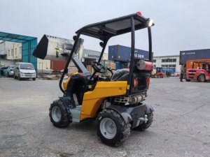 Mini-chargeuses sur pneus fabriquées en Chine à vendre, capacité de charge 500 kg, 4 moteurs hydrauliques, chargeuses sur pneus économiques pour la ferme et le pâturage - Product Image 4