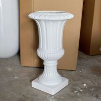 Vase sur pied géant en forme de trompette blanche, style romain antique en fibre