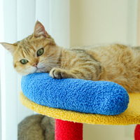 Arbre à chat double niveau en peluche couleur Dopamine avec poteau à gratter et boule en sisal