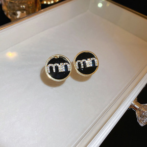 Boucles d'oreilles clous tendance coréennes en argent avec lettres en diamant, breloques en cristal noir rondes, bijoux pour femmes - Product Image 3