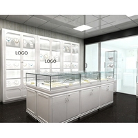 Façade de magasin de bijoux de luxe pour Atrium de centre commercial, conception personnalisée pour partenaire Fortune 500, revêtement métallique, mur-rideau en verre avec logo lumineux