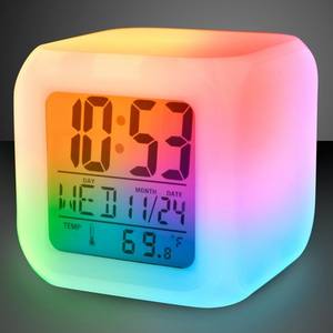 Horloge carrée créative en gros, LED silencieuse, lumineuse, changeante de couleur, avec alarme - Product Image 1