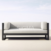 Fauteuil de jardin minimaliste en aluminium pour l'extérieur, avec un cadre robuste et un coussin blanc doux