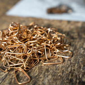 Boucles d'oreilles rondes DelPia, cristaux blancs, 10 % or 18 carats sur tube en argent sterling 925, tube intérieur rose 10 mm - Product Image 4