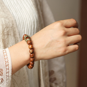 Bracciale a filo singolo con design a gluttono in bronzo e perline intarsiate in oro - Product Image 2