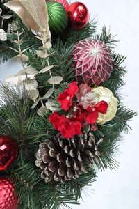 พวงหรีดประตูคริสต์มาสประดับด้วยลูกสนและเครื่องประดับ สำหรับเทศกาลต่างๆ แบบขายส่งและสั่งทำได้ - Product Image 4