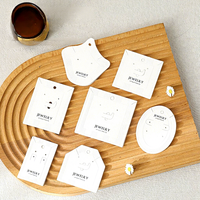 Carte de présentation de bijoux élégante et minimaliste dans une boîte à tiroir pour une marque de bijoux professionnelle et une présentation haut de gamme en magasin