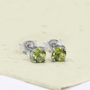 Eleganti Orecchini a Perno in Argento Sterling 925 con Rubino e Diamante Rotondo da 5mm, Montatura a Castone, Regalo Perfetto per Donne - Product Image 3