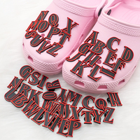 Nouveauté HYB Kuaji : Breloques de chaussures en caoutchouc 2D, 26 lettres roses, noires et rouges, personnalisables par le créateur, en promotion