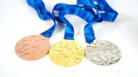 Médailles en métal plaqué or modernes gravées sur mesure pour les événements sportifs de marathon, course à pied 5K/10K, cyclisme, athlétisme, karaté