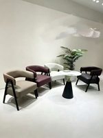 Ensemble table et chaises de négociation de luxe léger italien pour bureau commercial, une table et deux chaises, idéal pour hôtel, café, ou espace lounge.