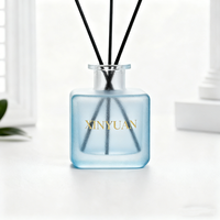 Individuelles Raumduft-Geschenkset mit Konservierten Blumen, Glasflasche, Reed-Diffusor, Gel-Kerze, Souvenir-Verpackung