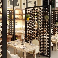 Étagère à vin pour restaurant et bar, du sol au plafond, avec séparation par carte et décoration d'écran créative