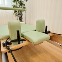 Reformer de Pilates de Roble Rojo Sólido con Calidad de Estudio, Equipo de Pilates de Madera de Roble Sólido de Grado Comercial, Cama de Yoga Estable para Ejercicios de Core