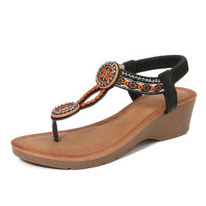 Sandalias de cuña para mujer, estilo bohemio, decoradas con diamantes de imitación, suela gruesa, punta abierta, transpirables, para playa, en colores albaricoque, blanco y negro - Product Image 3