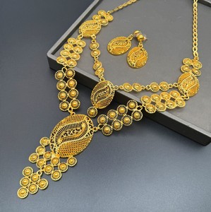 Ensemble boucles d'oreilles longues vintage en alliage plaqué or et collier pour femme, style européen et américain, idéal pour mariage, vente en gros transfrontalière - Product Image 1