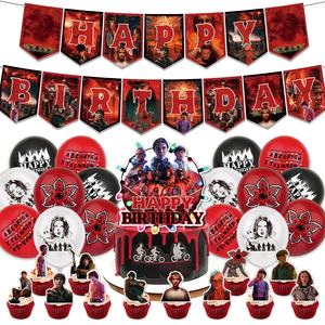 مجموعة أدوات مائدة جديدة لحفلات أعياد الميلاد بثيم المسلسل الأمريكي 'سترينجرز ثينغ'، تشمل لافتات وديكورات - Product Image 2