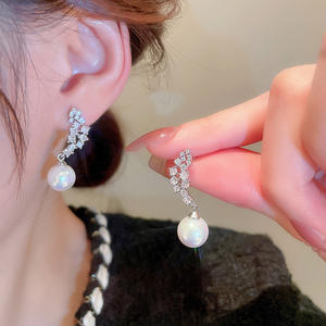 Eleganti Orecchini Pendenti Placcati in Oro Bianco con Cristalli e Strass, Design Geometrico per Donne, Stile Classico da Matrimonio - Product Image 4