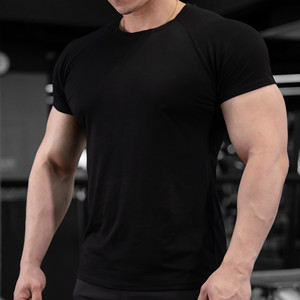 Camiseta Negra de Manga Raglán para Hombre Lara Star, Cuello Redondo, Corte Regular, Transpirable, Estampado Jersey, Estilo Casual - Product Image 2