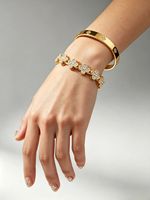 Ensemble de bracelets joncs tendance en acier inoxydable plaqué or 18 carats avec zircon motif fleur porte-bonheur, empilables, hypoallergéniques, fabriqués en Chine, vente en gros, idéal pour cadeau