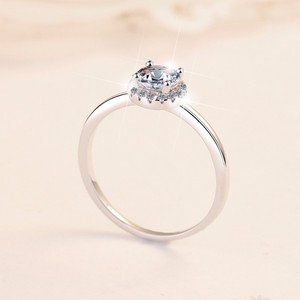 MOQ 1 Bague de fiançailles en argent sterling S925 avec diamant rond en moissanite VVs1 0,5 carat pour femme - Product Image 3