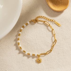 Bracelet tendance avec pendentif soleil pour femme, en acier inoxydable doré et perles - Product Image 3