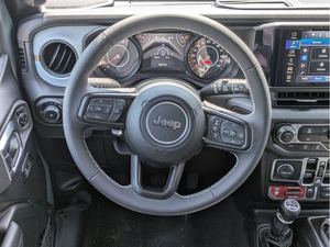 <span class=keywords><strong>Jeep</strong></span> <span class=keywords><strong>Wrangler</strong></span> 4 <span class=keywords><strong>portes</strong></span> 4x4 SUV 2024 d'occasion en excellent état, conduite à gauche, sièges en tissu foncé, transmission automatique R19, écran tactile halogène LED - Product Image 6