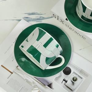 Vente flash : Ensemble de 4 pièces de vaisselle en porcelaine de luxe nordique verte pour restaurant, avec boîte cadeau - Product Image 3