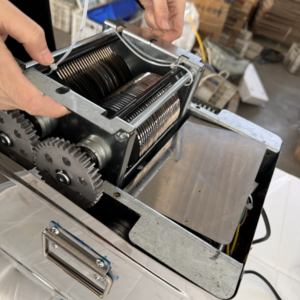 Nieuwe Elektrische Commerciële Hoogrenderende Vleessnijmachine Volautomatische Vleesgroentesnijder Roestvrijstalen Kleine Snijmachine Voor Thuis - Product Image 1