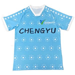 เสื้อฟุตบอลผู้ชายลายพิมพ์ดิจิทัลแบบสตรีทแฟชั่นระบายอากาศได้ดี ออกแบบลายซับลิเมชั่นตามสั่ง พร้อมโลโก้ - Product Image 1