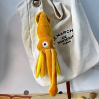 Porte-clés pendentif en peluche calmar réaliste, adorable poupée en peluche calmar marin avec chaîne, breloque de sac en peluche douce, ornement cadeau animal marin